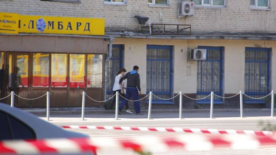 Переговорщику удалось вывести одну из заложниц из ломбарда в Астане