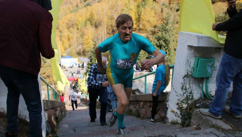 71-летний алматинец в 43-й раз победил в массовом забеге по лестнице Медеу