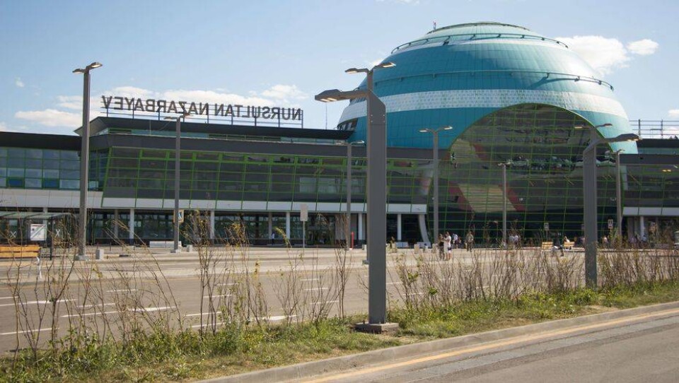 На здании аэропорта Астаны появилась вывеска с именем Президента