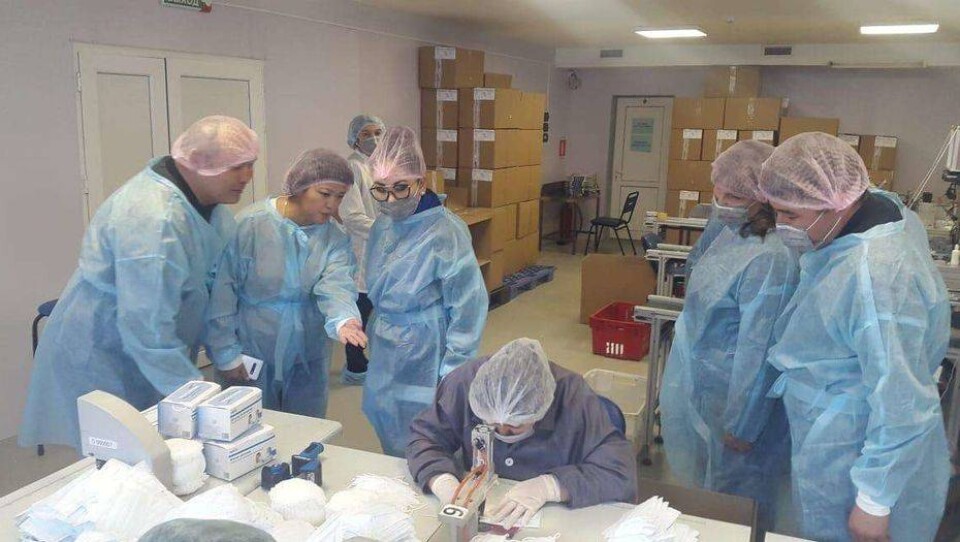 В Алматы производитель медицинских масок перешёл на круглосуточный режим работы