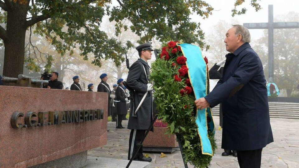 Назарбаев возложил цветы к могиле Карла Маннергейма в Финляндии