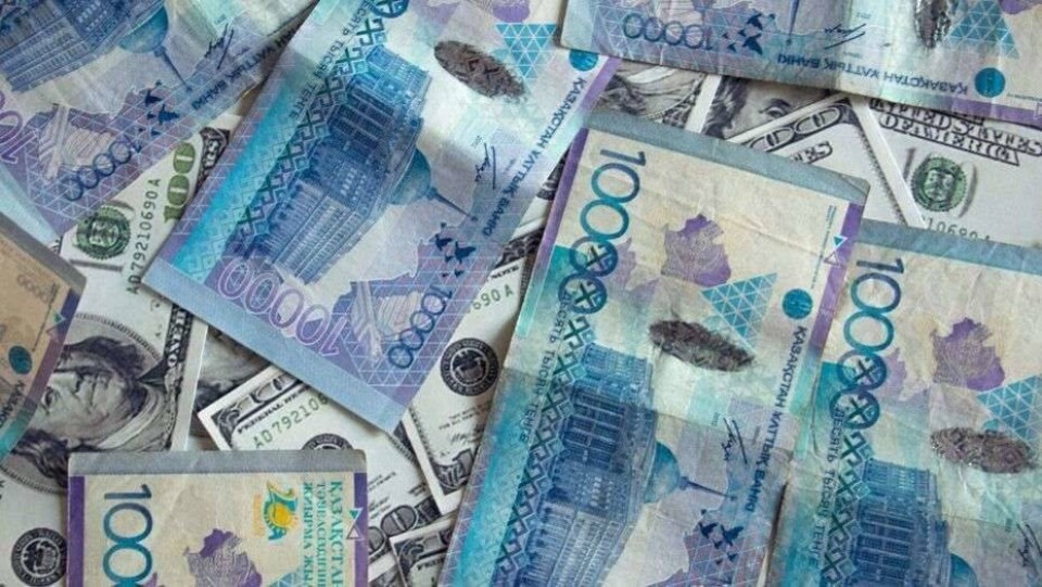 Доллар на бирже подорожал на 4 тенге