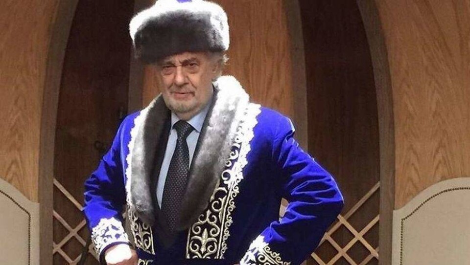 Пласидо Доминго похвастался чапаном, подаренным в Астане
