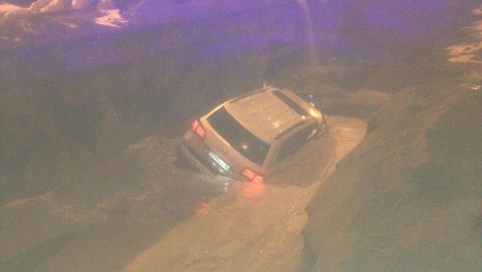 Внедорожник утонул в строительной яме в Костанае
