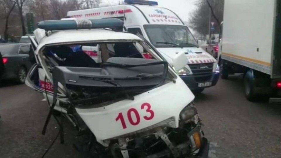 Момент жуткой аварии с машиной скорой помощи в Алматы попал на видео