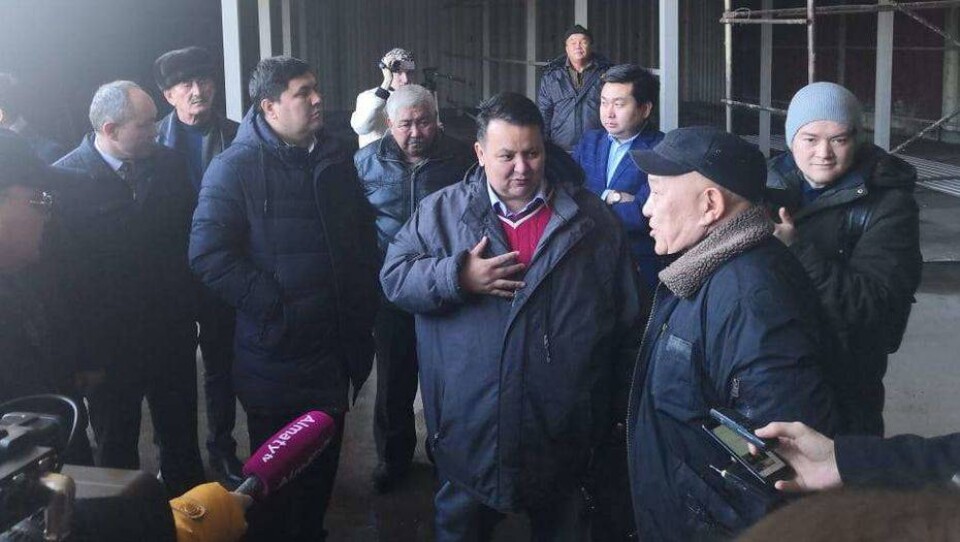 Жители Алматы попросили построить школу вместо контейнеров на рынке "Мизам"