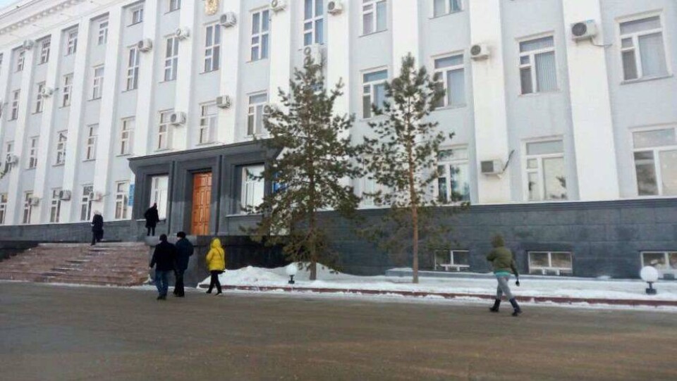 Сотрудник полиции застрелился на КПП акимата Актобе