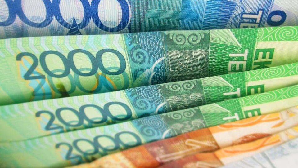 Тенге после рекордного роста вновь сдал позиции вслед за нефтью 