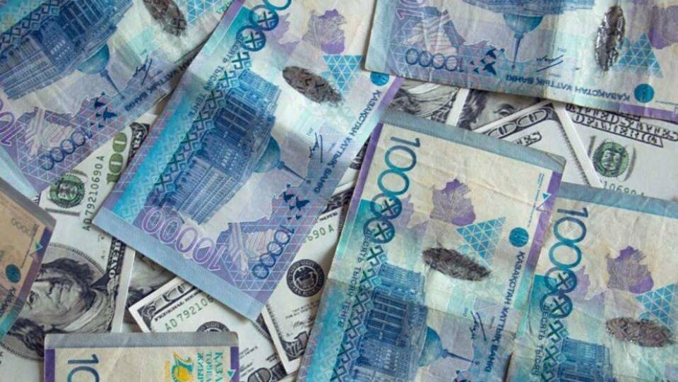В СКО незаконно подарили чиновникам квартиру и автомобили