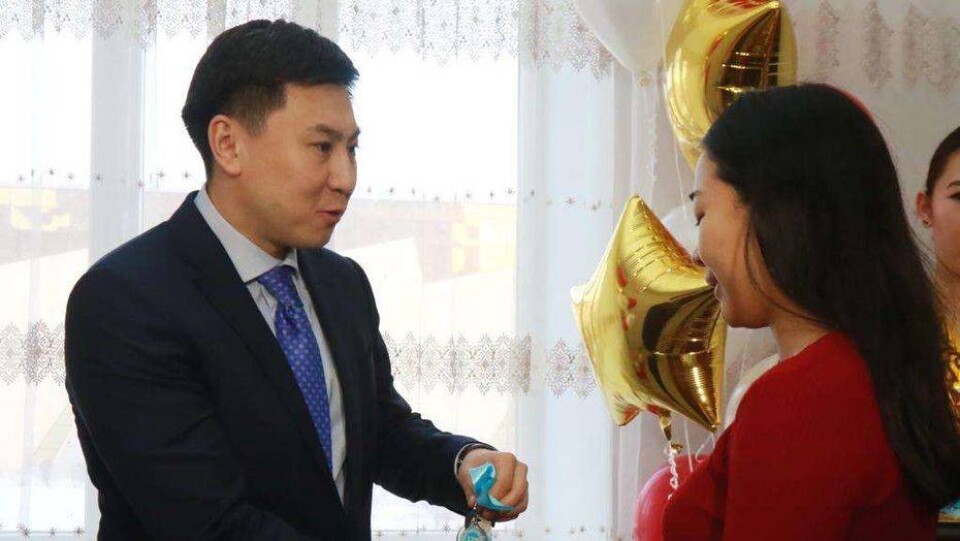 В Павлодаре вручили сиротам ключи от квартир, на которые обменяли апартаменты за 50 млн тенге