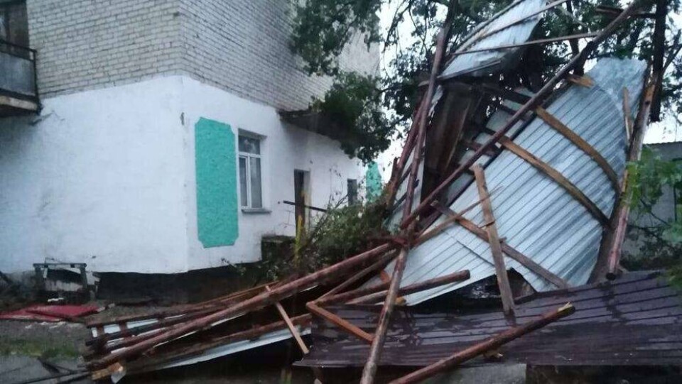 В Атырауской области ветер сорвал кровлю с двух школ. Спасатели ликвидируют последствия 