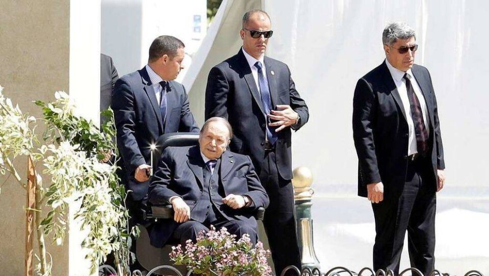 82-летний президент Алжира отказался от участия в выборах и отменил их