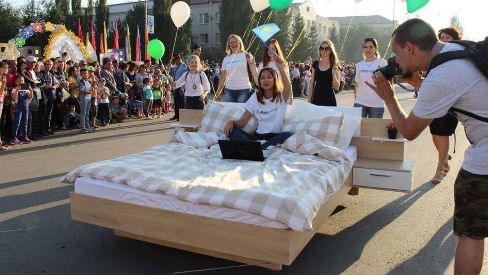 Рудничане приехали на парад в День города на монстр-траках и кроватях с колёсами