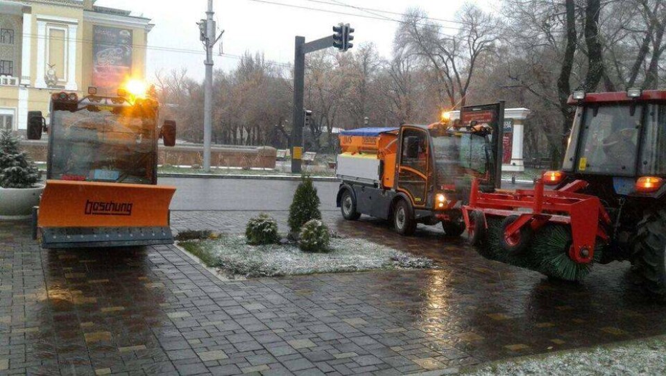 250 тонн соли и песка рассыпали в Алматы после первого небольшого снега