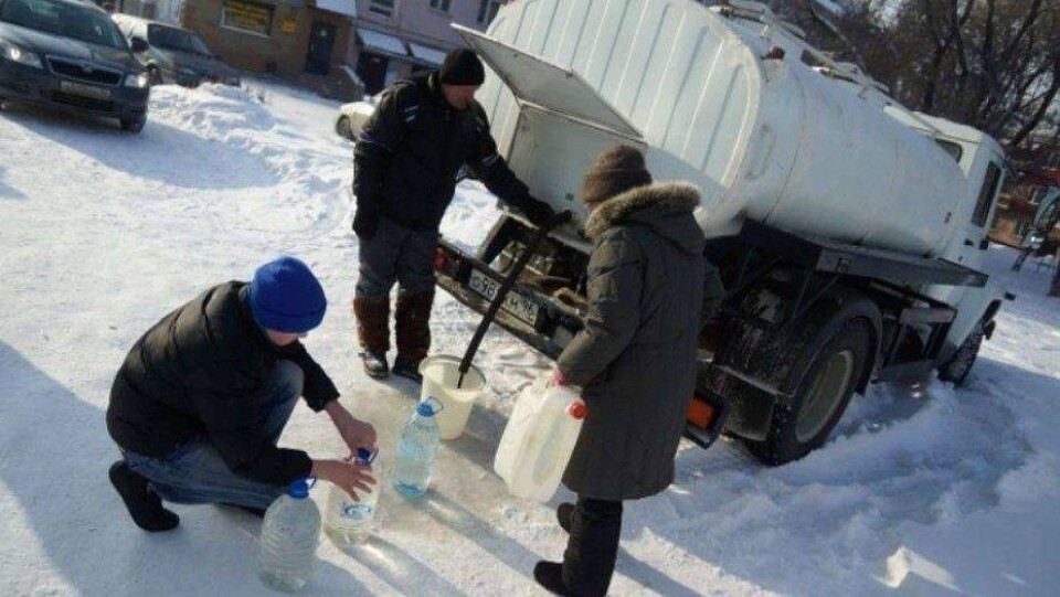 Для оставшихся без воды жителей Талгара организовали её подвоз