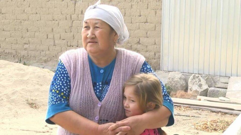 Девочку-подкидыша из ЮКО оставили женщине, которая воспитывала её восемь лет