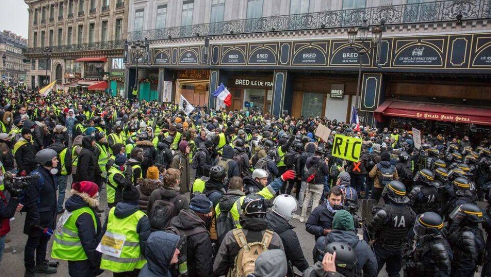 Более 80 тысяч "жёлтых жилетов" вышли на акцию протеста во Франции