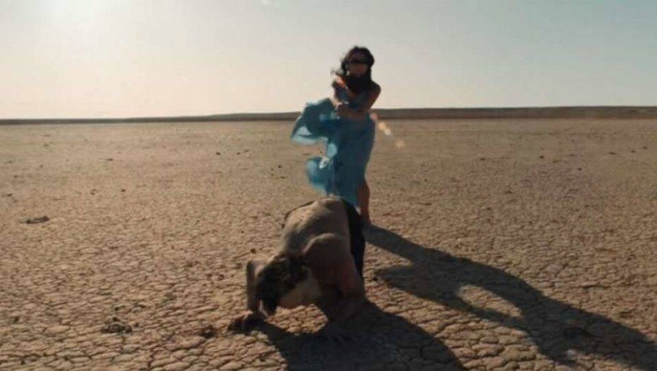 Казахстанские танцоры снялись в клипе на высохшем дне Аральского моря