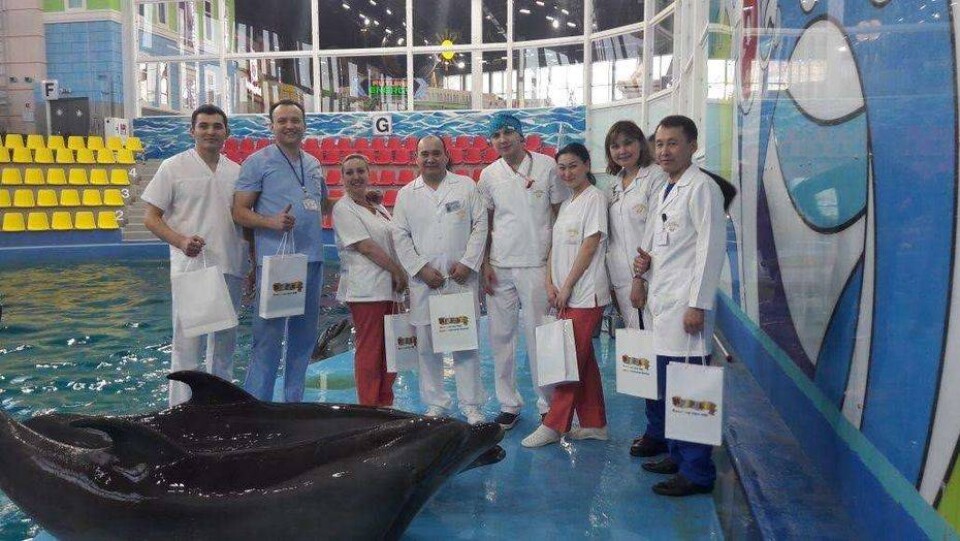 Врачи президентской клиники в Астане спасли дельфина, проглотившего резиновый мяч