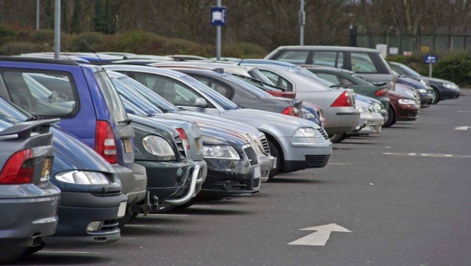 Полицейские Астаны открывают незапертые автомобили и отчитывают за это водителей
