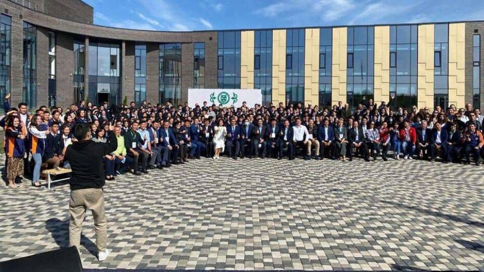 Без масок и дистанции: в IQanat High School of Burabay начали проверку из-за фотографий с открытия школы