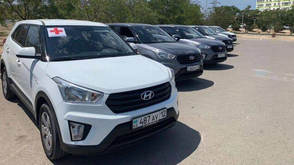 Служебные автомобили акимата Мангистауской области передали городским поликлиникам