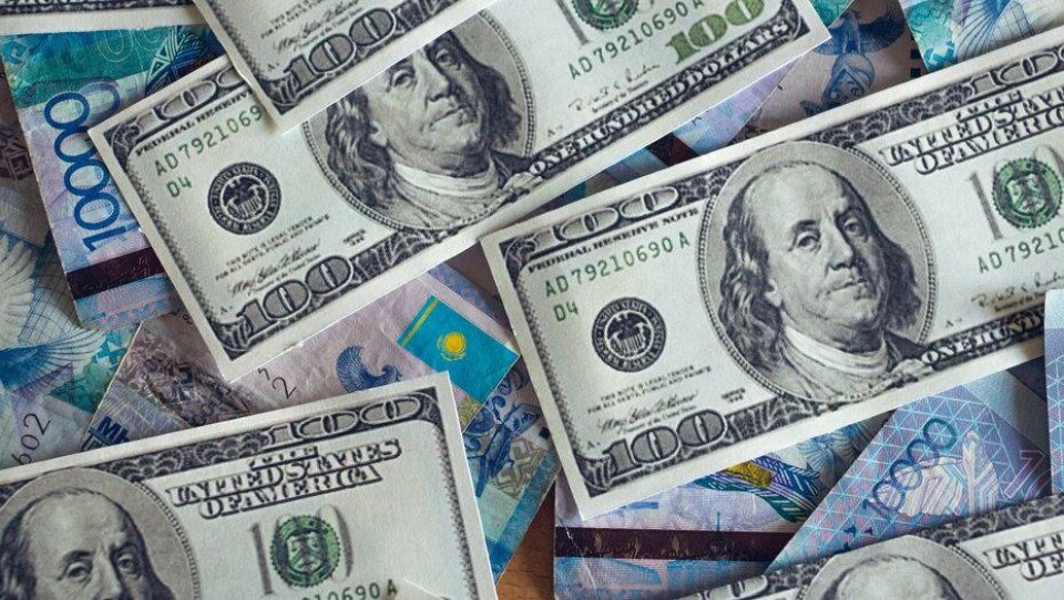 На три тенге подешевел доллар перед выходными
