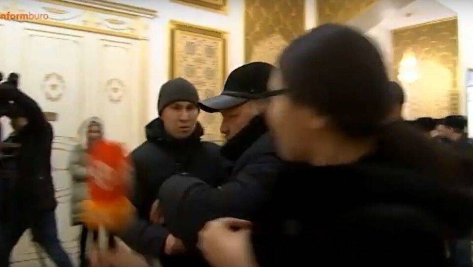 Глава Bek Air оттолкнул корреспондента 31 канала, которая попыталась задать ему вопрос 
