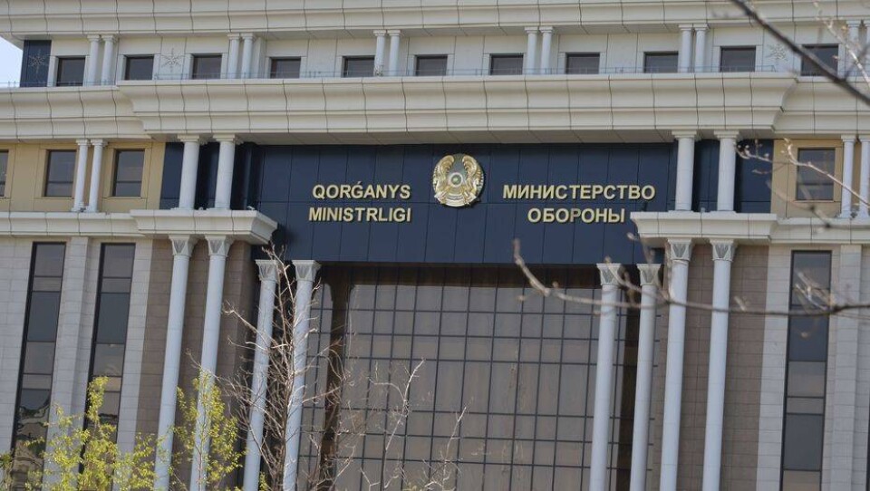 Министр обороны проверил условия хранения боеприпасов на военной базе в Отаре