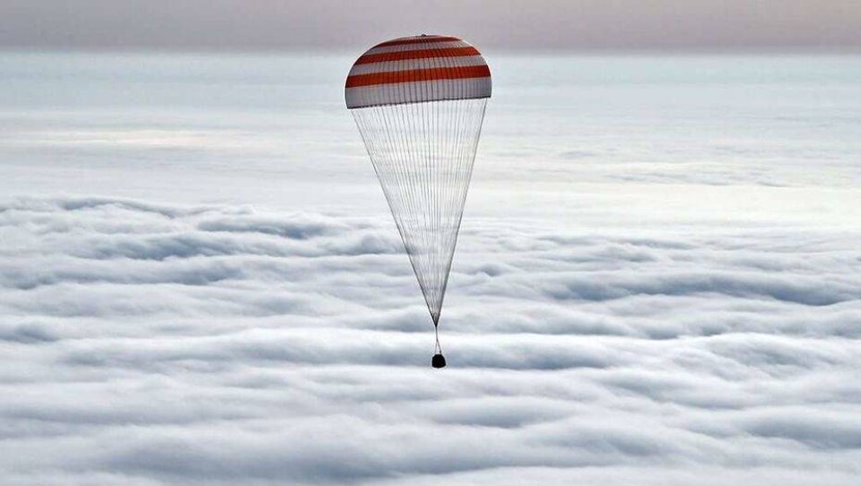 Экипаж корабля "Союз МС-09", в котором обнаружили отверстие, приземлился возле Жезказгана