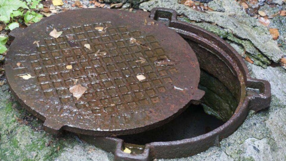 Отца и сына подозревают в краже 120 люков в Алматинской области