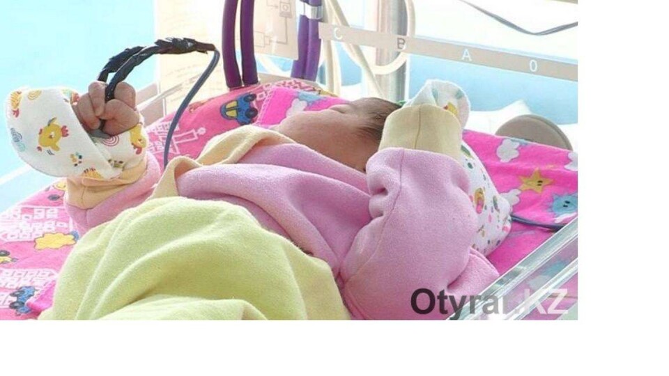 Найденной в китайской сумке девочке в ЮКО дали имя из-за отметины на ухе