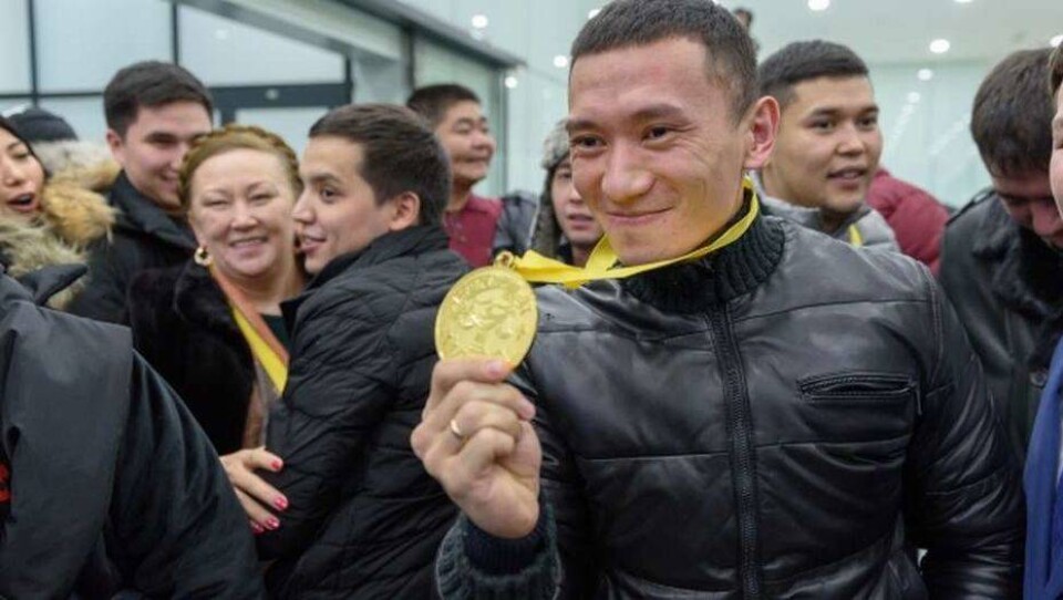 Казахстанскую сборную – чемпиона Высшей лиги КВН – в Астане встречали с оркестром