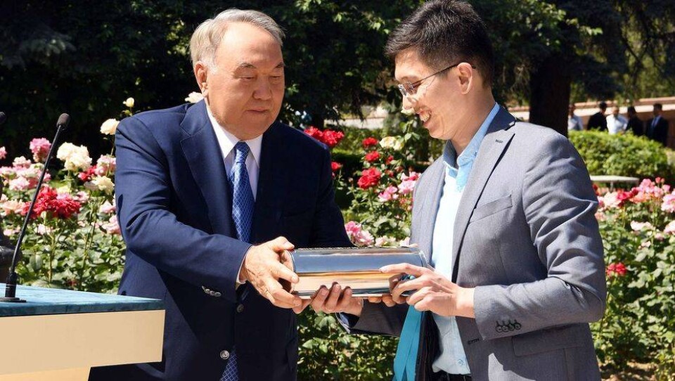 Назарбаев заложил капсулу времени в Алматы. Её должны открыть в 2049 году