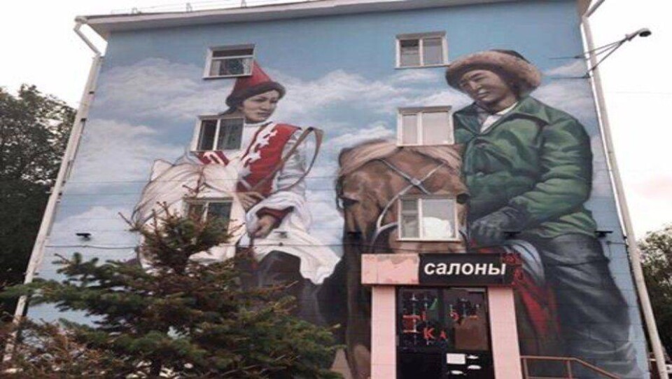 Первый паблик-арт в виде открытки появился на жилом доме в Астане