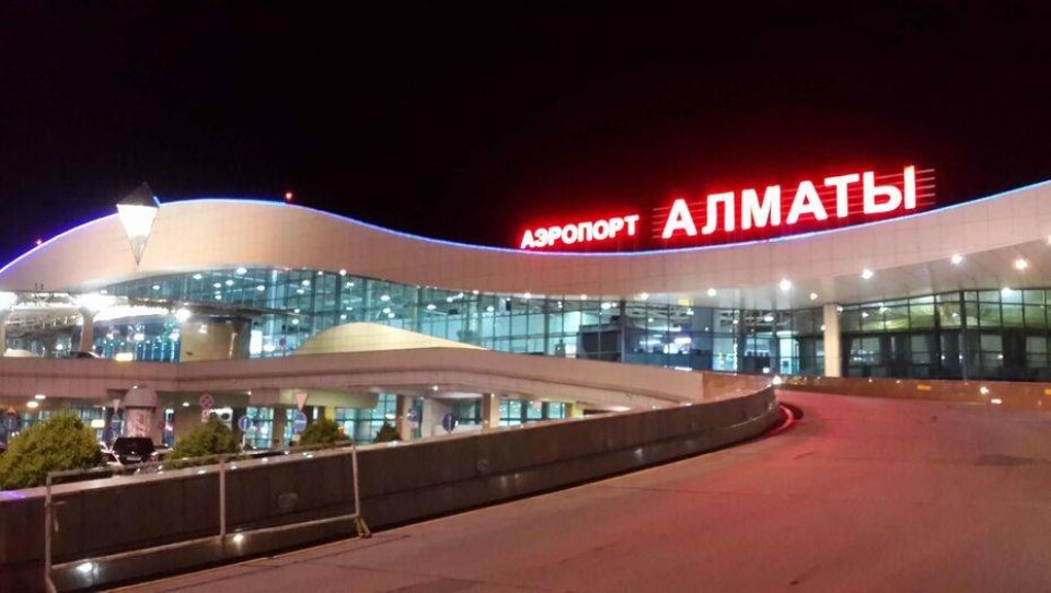 Алматинцы в аэропорту пытались провезти человека в чемодане. Их задержали