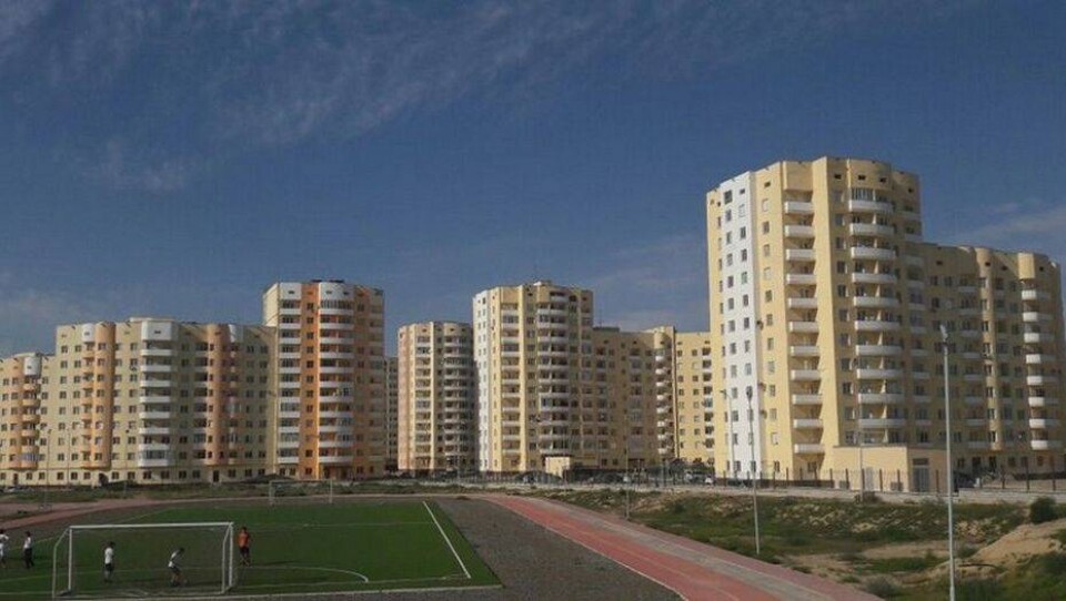 Новая многоэтажка для молодых семей в Актау дала огромные трещины