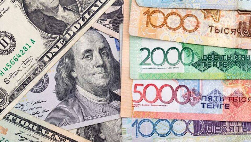 Курс доллара на бирже перед выходными составил 418 тенге