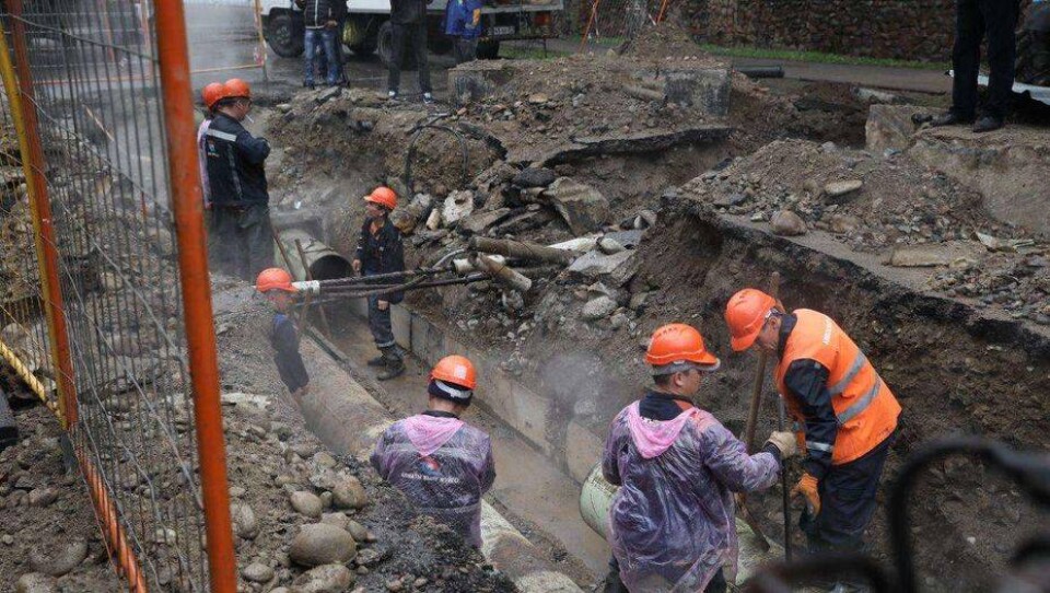 Порыв теплотрассы в Алматы: после замены проблемного участка трубопровод проверят под давлением