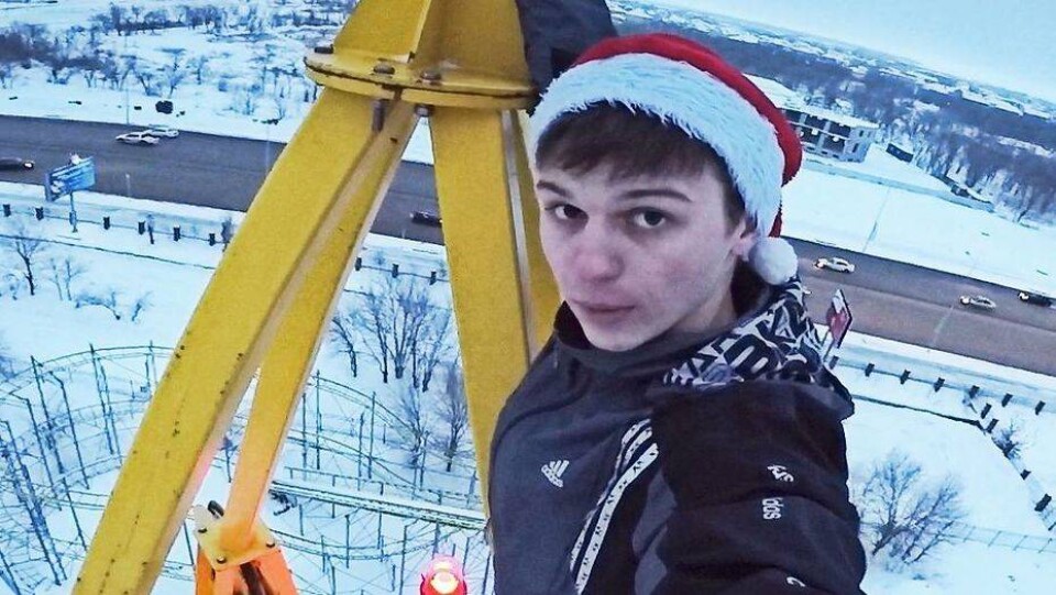 Российский руфер в Актобе залез на 50-метровую вышку в парке аттракционов