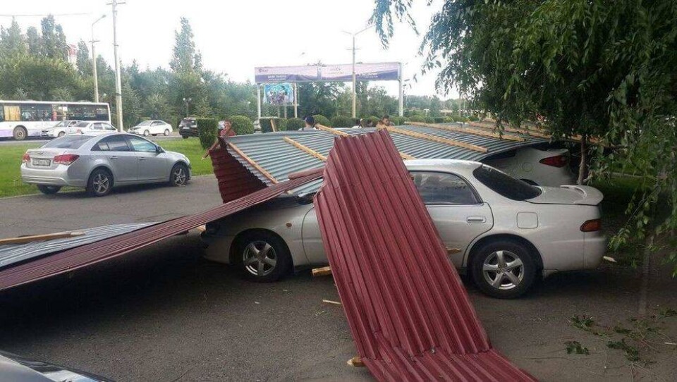 В ВКО начали расследование гибели пенсионера от упавшей кровли во время урагана