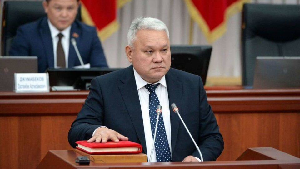 Руководитель аппарата Кабмина Кыргызстана и его зам подали в отставку 