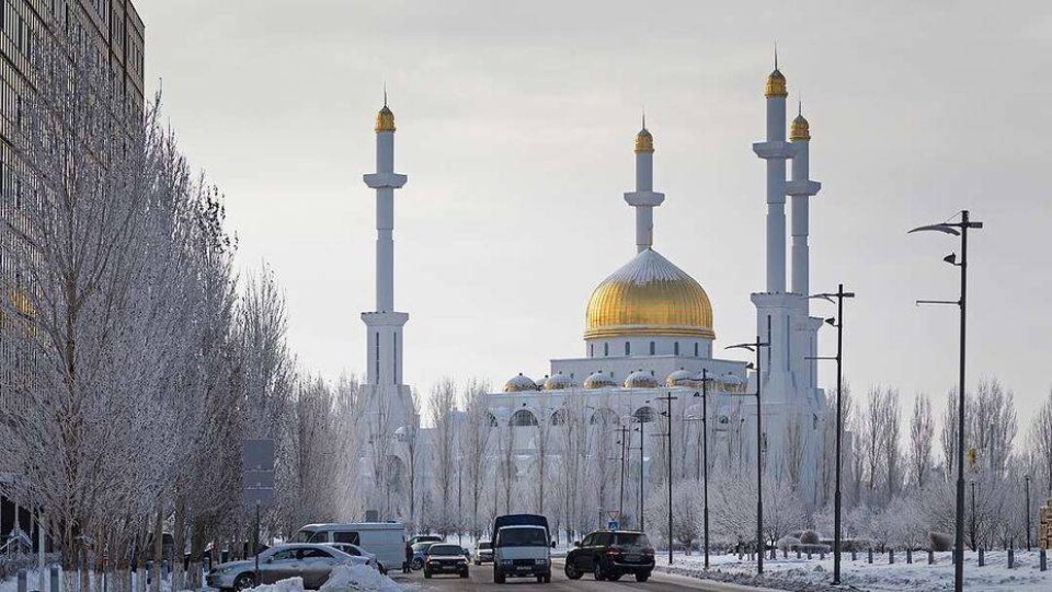 Мороз в Астане: служители мечети кормят людей на улице и развозят бесплатно на такси