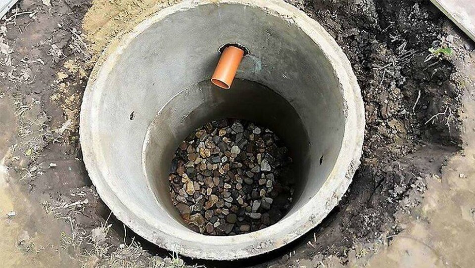 В Нур-Султане ребёнок провалился в яму с водой. Его спас случайный прохожий