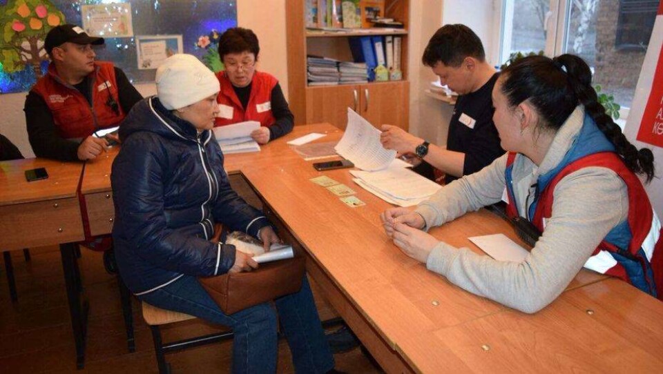 Карты помощи на 10,4 млн тенге раздали пострадавшим от подтоплений в сёлах ВКО