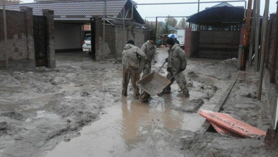 Солдаты и пограничники помогают алматинцам справиться с последствиями потопа