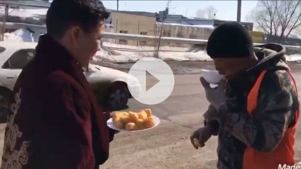 Акимат Астаны поздравил с Наурызом дорожных рабочих и одиноких стариков
