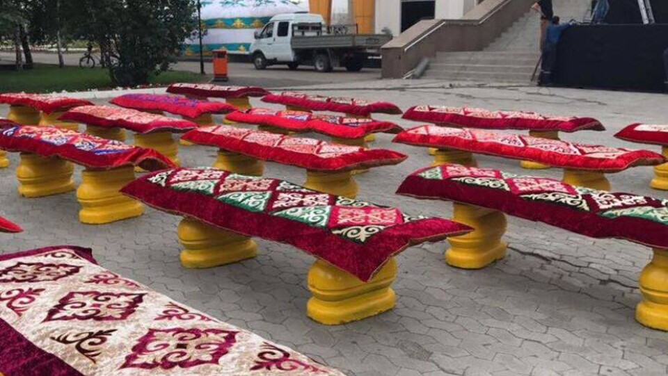 Корпешки вместо кресел предусмотрели для зрителей в летнем кинотеатре Астаны 