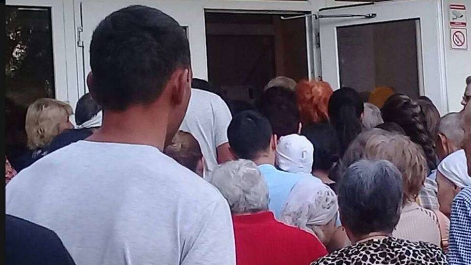 Жители Талдыкоргана устроили давку и едва не подрались, ожидая приёма врачей из Кореи