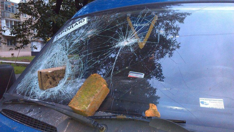 Кирпичи, сорванные ураганом с девятиэтажки, разбили автомобиль в Кокшетау